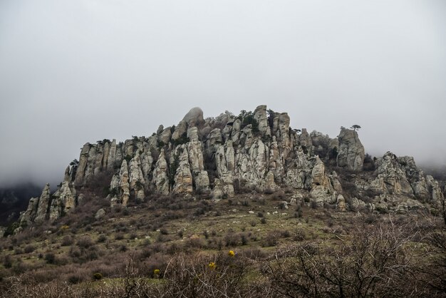 Фото Живописный скалистый хребет в горах весной