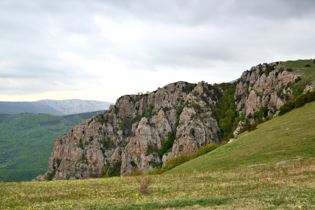 Живописный скалистый хребет в горах весной