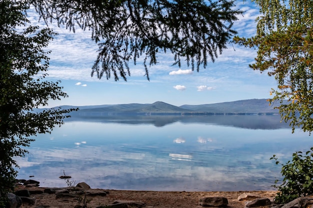 写真 山の湖の美しい岸辺