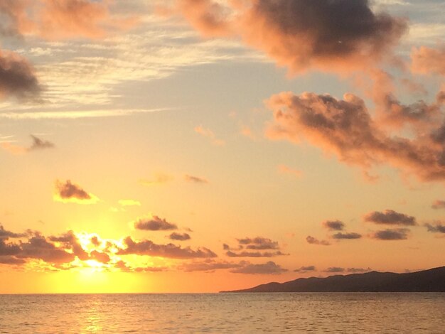 Foto scena panoramica del mare calmo al tramonto