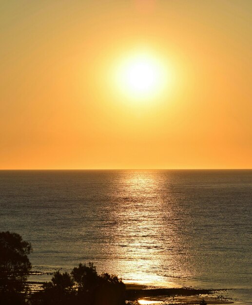 Foto scena panoramica del mare calmo al tramonto