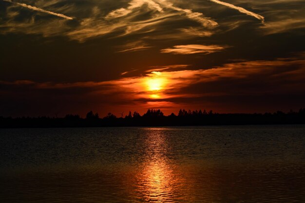 写真 夕暮れの静かな海の風景写真