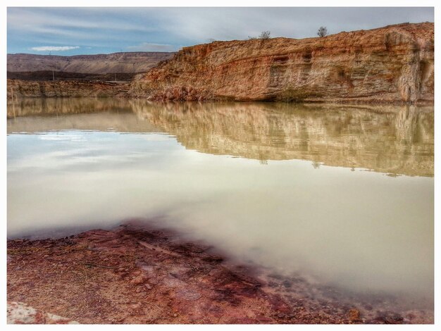 Foto scena del riflesso delle montagne in un lago calmo