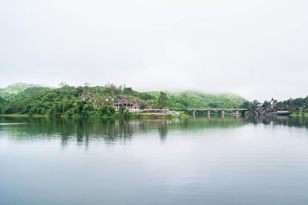 静かな湖の植物の反射の風景写真
