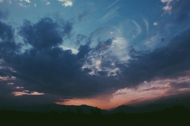 Foto scena panoramica di silhouette di montagne contro il cielo