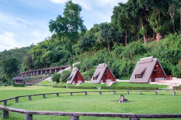 Foto scenic suan sai yok, river kwai cebin resort met spoorweggeschiedenis van de tweede wereldoorlog