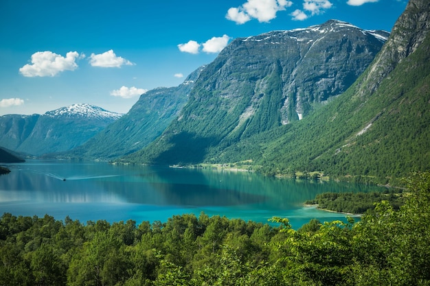 Scenic Sunny Summer Vista van Lovatnet Lake in de gemeente Stryn in Vestland County