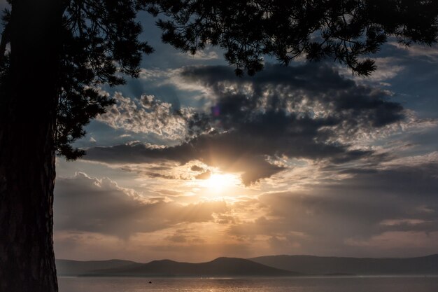 湖の風光明媚な夕日