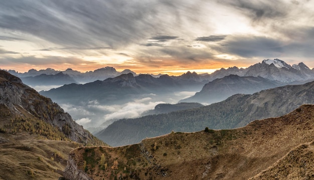 イタリアのドロミテ山脈の風光明媚な夕日の風景