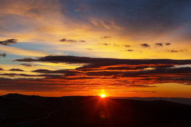 山の風光明媚な夕日。秋の季節。