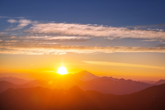 山の風光明媚な夕日。秋の季節。