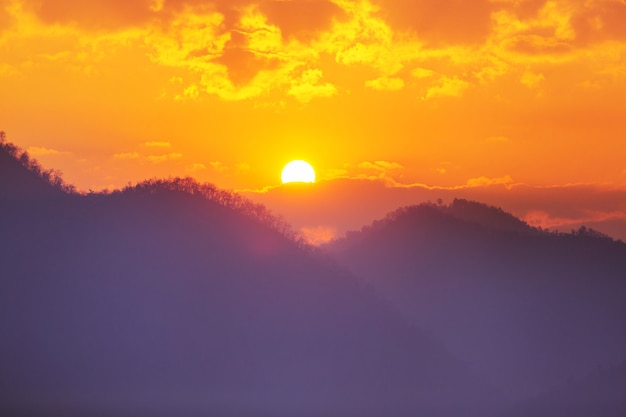 秋の季節の山の風光明媚な夕日