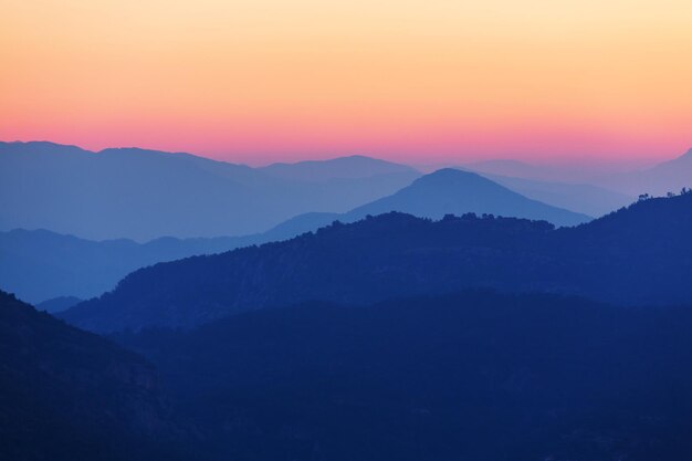 山の風光明媚な夕日