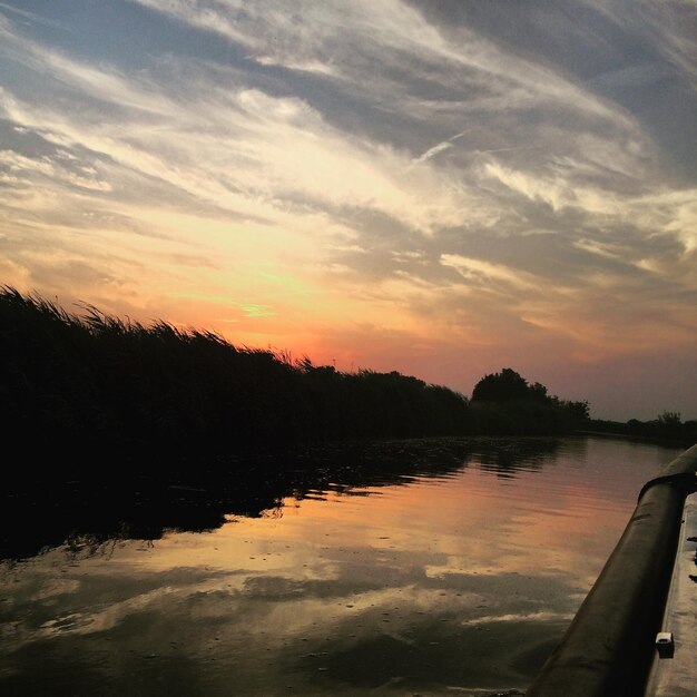 Foto scenico del tramonto sulla riva del fiume