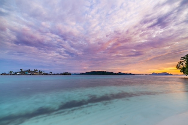 透明な海、トギアン諸島、インドネシアの風光明媚な夕日
