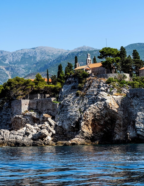 夏のアドリア海から見たモンテネグロの岩の上の風光明媚な町美しい地中海のアーチ