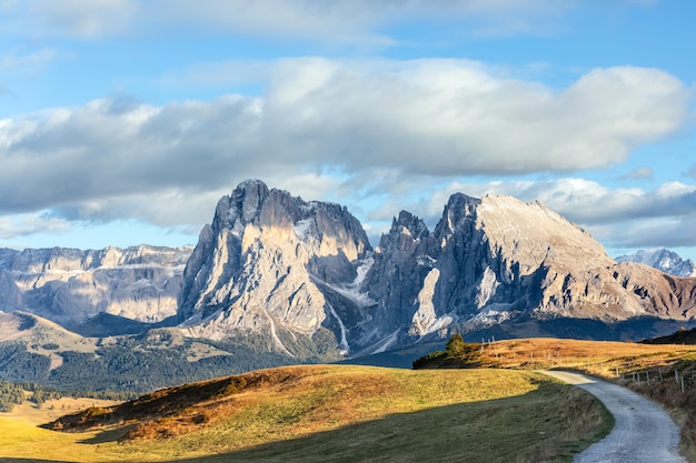 Sassolungo 및 Sassopiatto Italy 산으로 이어지는 Seiser Alm의 고원에 있는 경치 좋은 산책로