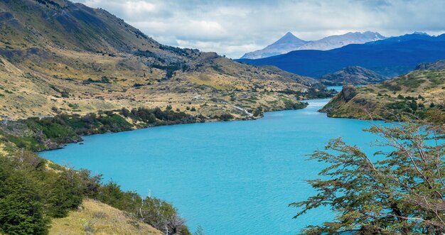 Foto il pittoresco lago turchese circondato da montagne aspre