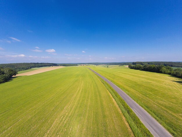 Foto vista panoramica di un campo agricolo contro il cielo blu