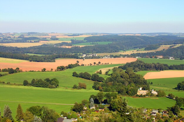 Photo scenic view of agricultural field against sky