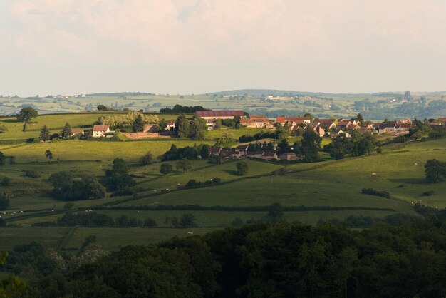 Foto vista panoramica di un campo agricolo da case contro il cielo