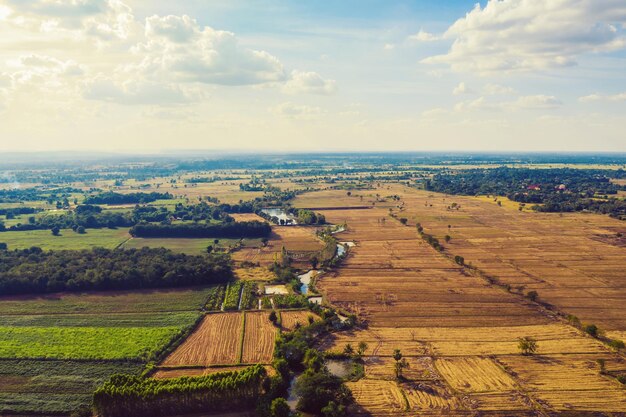 Photo scenic view of agricultural landscape against sky