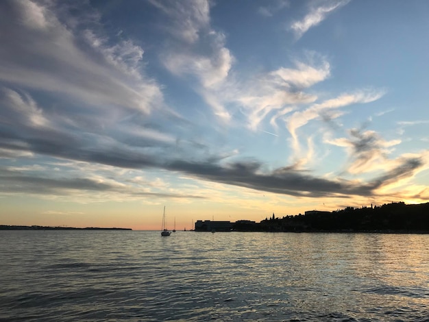 スロベニアの海岸、アドリア海の素晴らしい赤い夕日の景色。夏。自然な背景