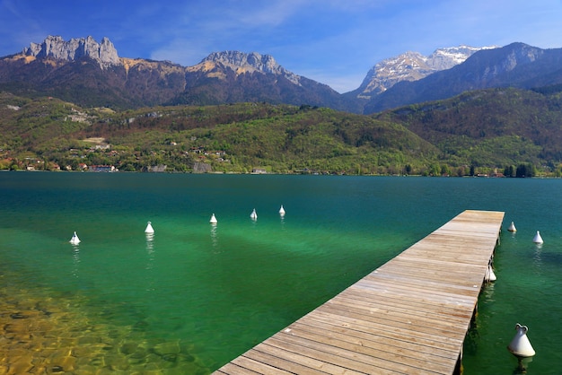 Photo scenic view of annecy lake and mountains
