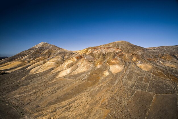 Foto una vista panoramica di un paesaggio arido contro un cielo blu limpido