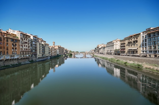 フィレンツェ、イタリアのアルノ川の景色。