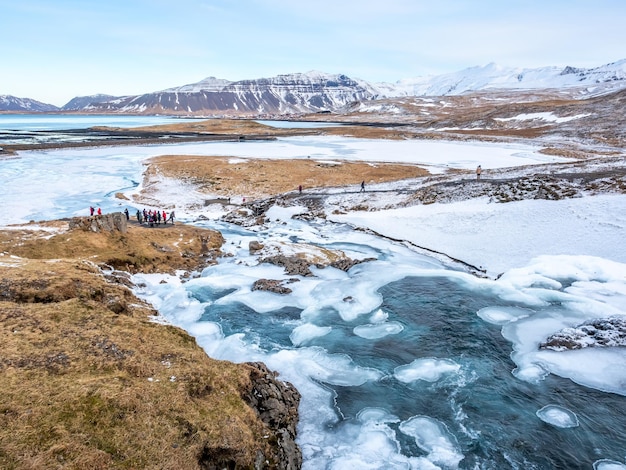 아이슬란드 북부의 키르큐펠포스(Kirkjufellfoss) 폭포와 미끄러운 얼음 연못 주변의 아름다운 전망