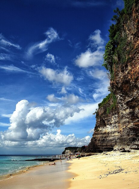 Foto vista panoramica della spiaggia contro il cielo blu