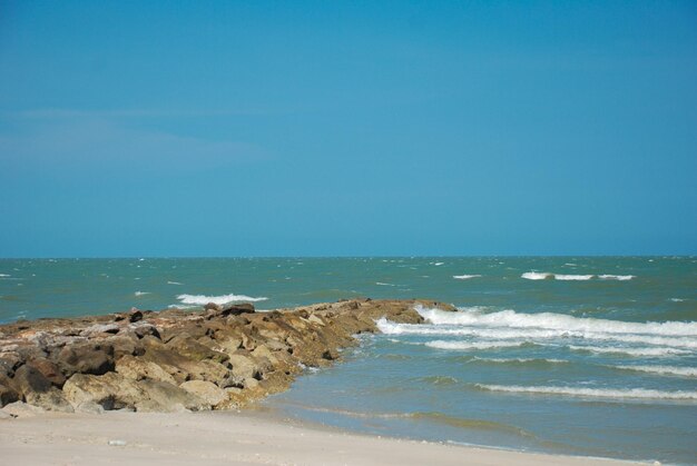 Photo scenic view of beach against blue sky