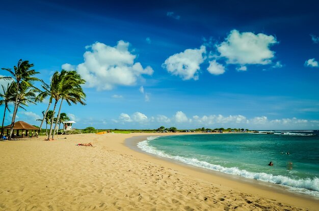 Foto vista panoramica della spiaggia contro il cielo blu