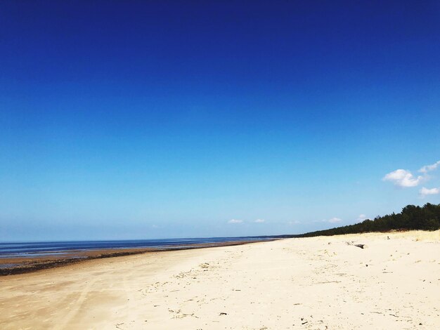 Foto vista panoramica della spiaggia contro il cielo blu