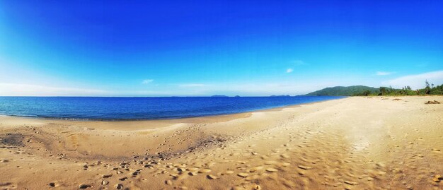 Foto vista panoramica della spiaggia contro il cielo blu