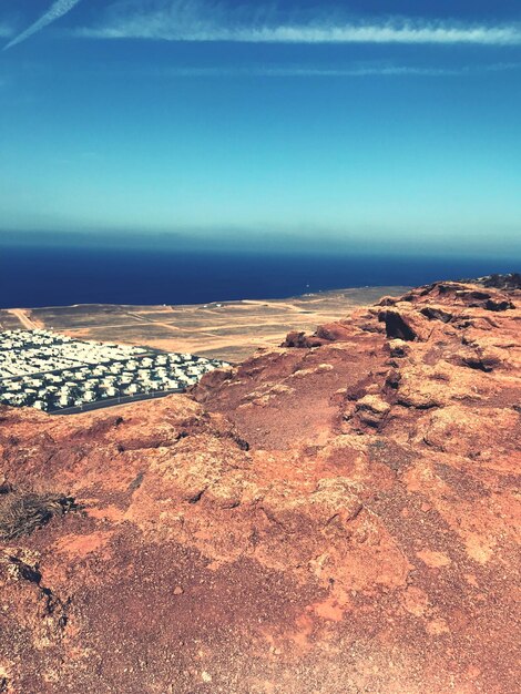 Foto vista panoramica della spiaggia contro il cielo blu