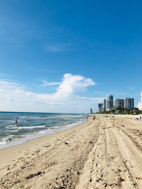 Photo scenic view of beach against blue sky