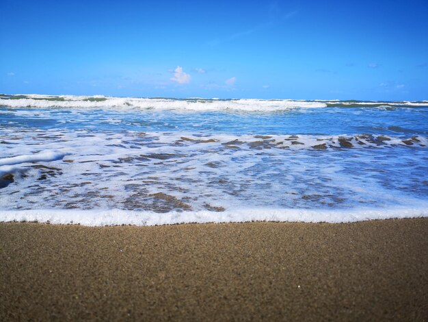 Photo scenic view of beach against blue sky