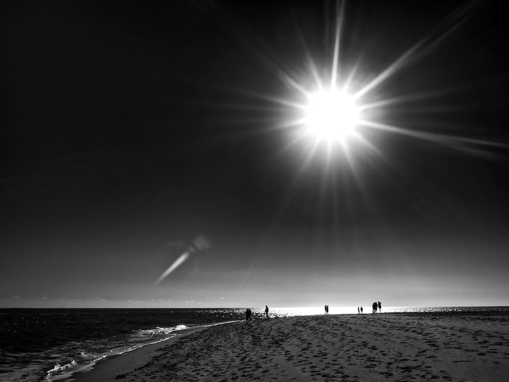Photo scenic view of beach against bright sun