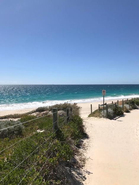 Foto vista panoramica della spiaggia contro un cielo blu limpido