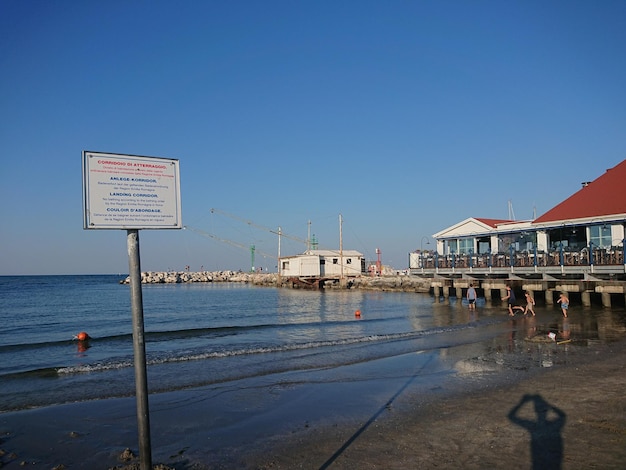 Foto vista panoramica della spiaggia contro un cielo blu limpido