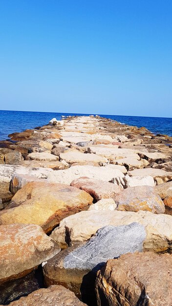 Foto vista panoramica della spiaggia contro un cielo blu limpido