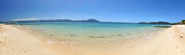 晴れた青い空を背景にビーチの景色