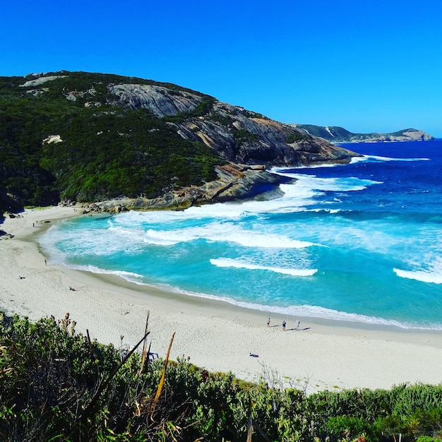 Foto vista panoramica della spiaggia contro un cielo blu limpido