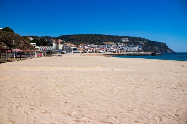 Foto vista panoramica della spiaggia contro un cielo blu limpido