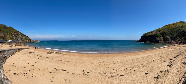 Foto vista panoramica della spiaggia contro un cielo blu limpido