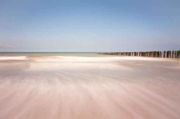 Foto vista panoramica della spiaggia contro un cielo limpido