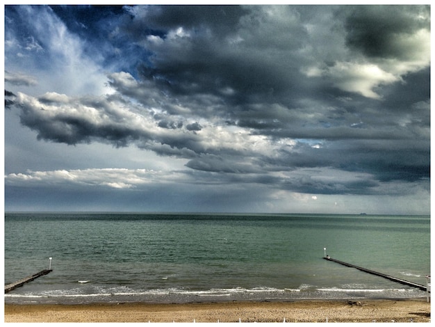 Foto vista panoramica della spiaggia contro un cielo nuvoloso