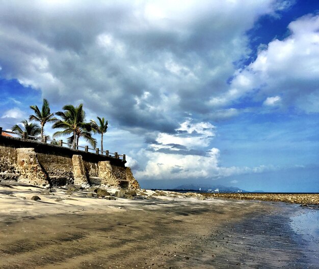 Foto vista panoramica della spiaggia contro un cielo nuvoloso